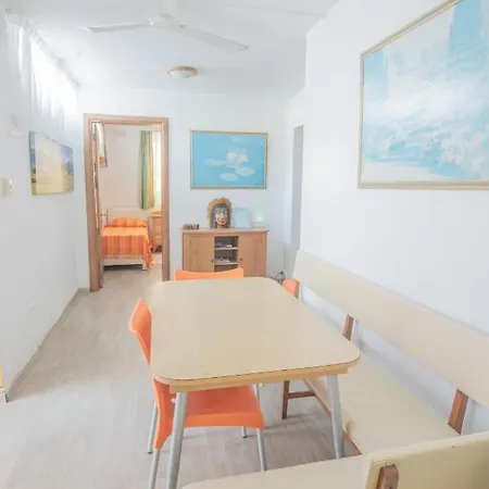 Flatlet With Pool - Free Parking And Wifi *