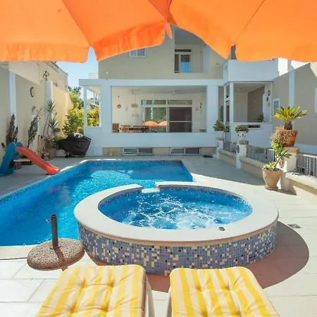 Flatlet With Pool - Free Parking And Wifi Lija