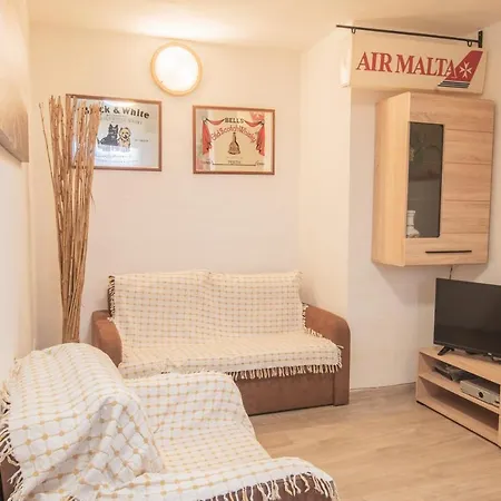 Flatlet With Pool - Free Parking And Wifi * Lija