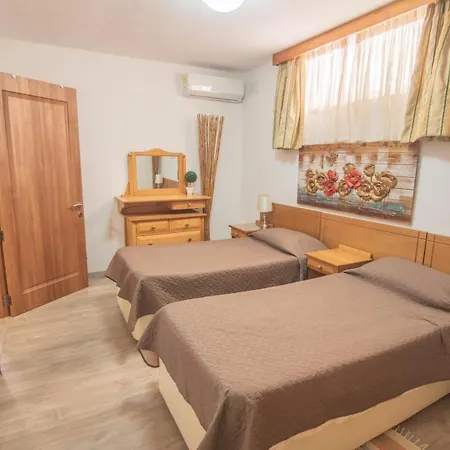 Apartament Flatlet With Pool - Free Parking And Wifi
