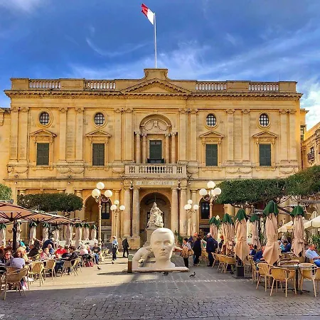 Flatlet With Pool - Free Parking And Wifi