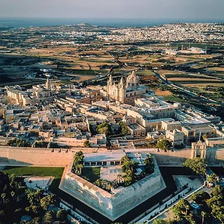 Flatlet With Pool - Free Parking And Wifi