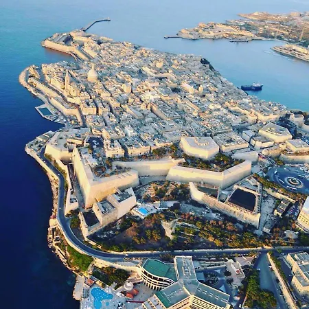 Flatlet With Pool - Free Parking And Wifi