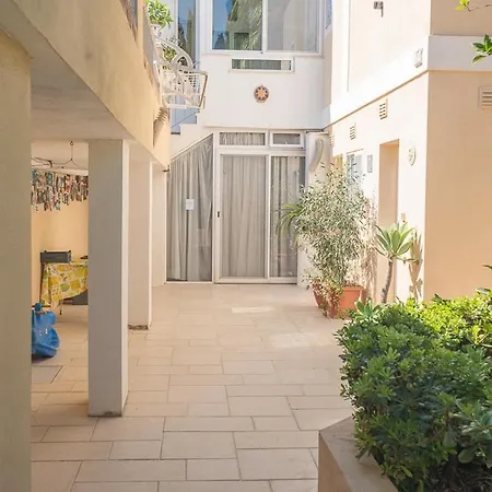 Flatlet With Pool - Free Parking And Wifi *