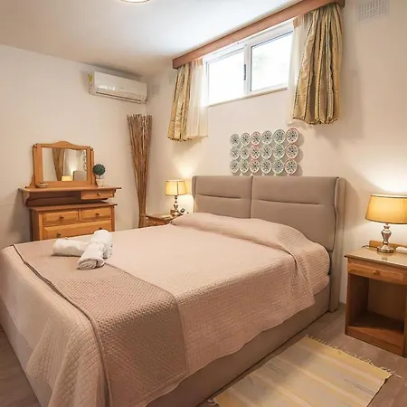 Flatlet With Pool - Free Parking And Wifi Apartamento