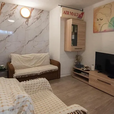 Flatlet With Pool - Free Parking And Wifi * Lija