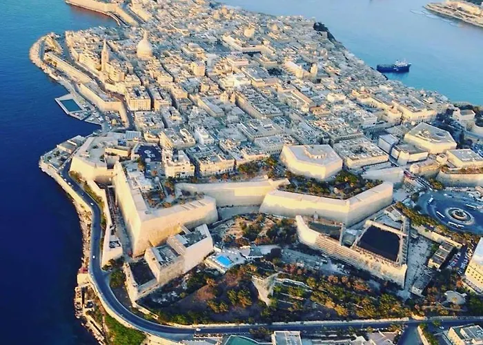 Flatlet With Pool - Free Parking And Wifi